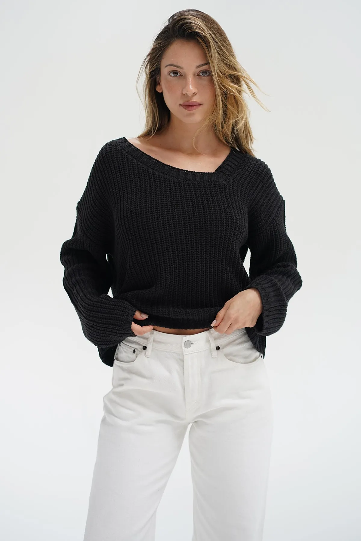 Angle V Sweater - Black Crisp Look
