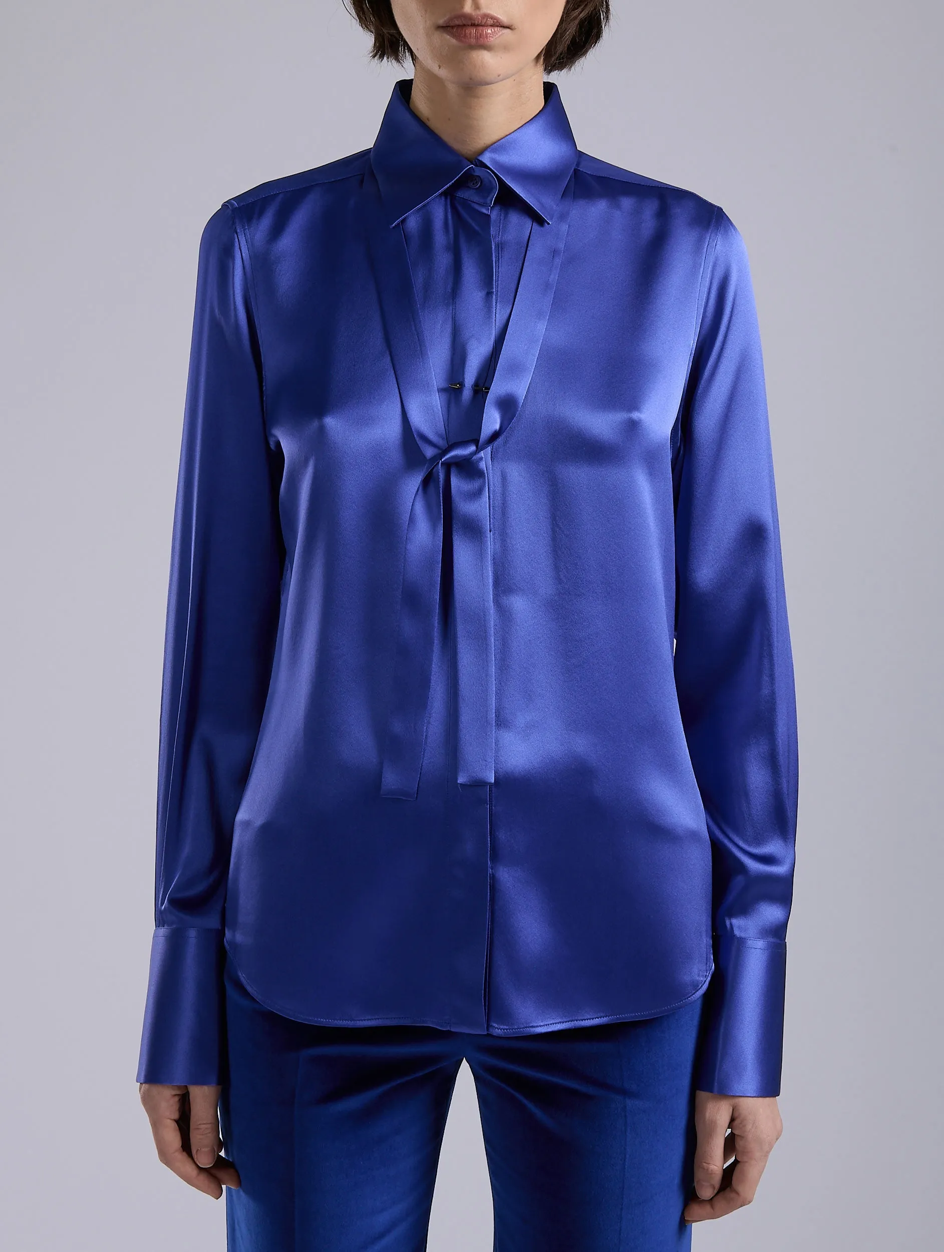 Blue silk satin lavalli??re shirt Fit Comfort Streetwear