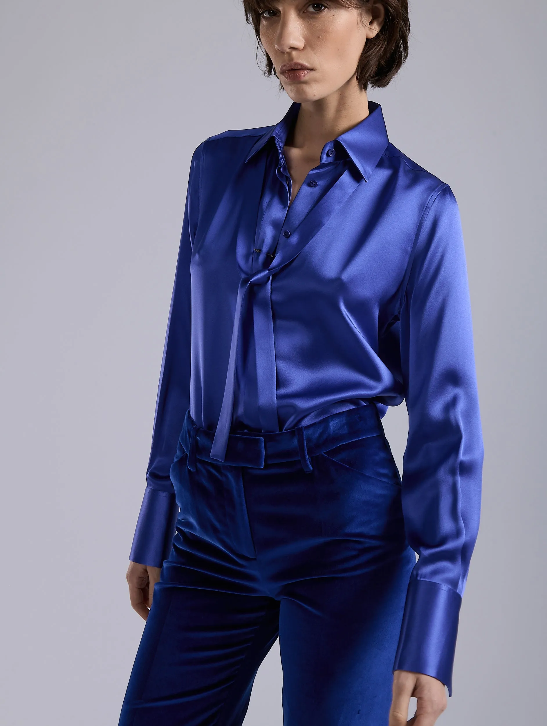 Blue silk satin lavalli??re shirt Fashion-Ready Eye-Catching