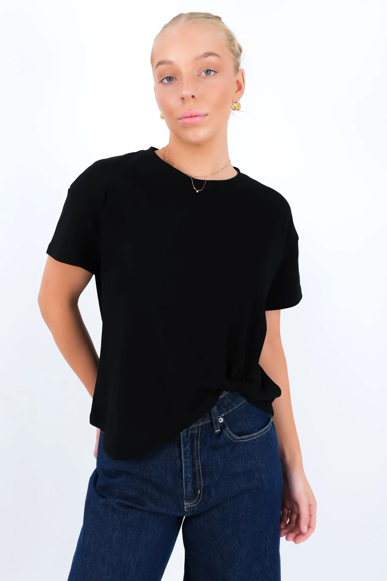 Zerra Tee Black Effortless Vibe Casual Essentials
