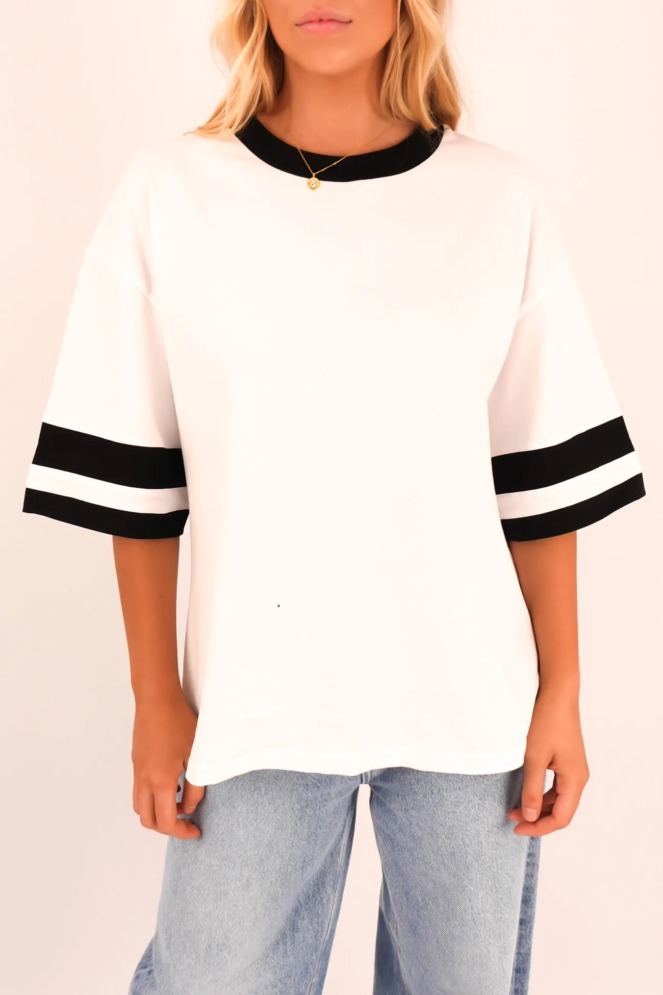 budget-friendly Della Tee White Black