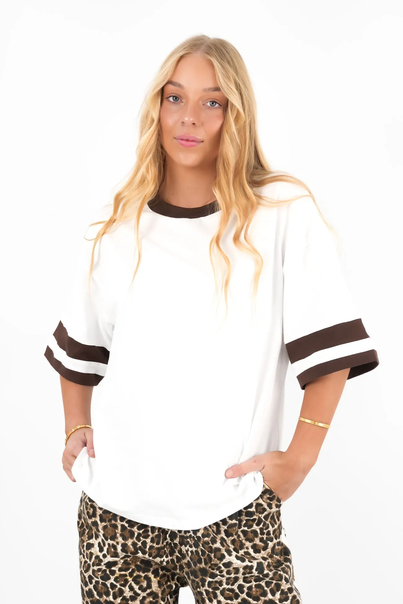 Della Tee White Brown Chill Comfort