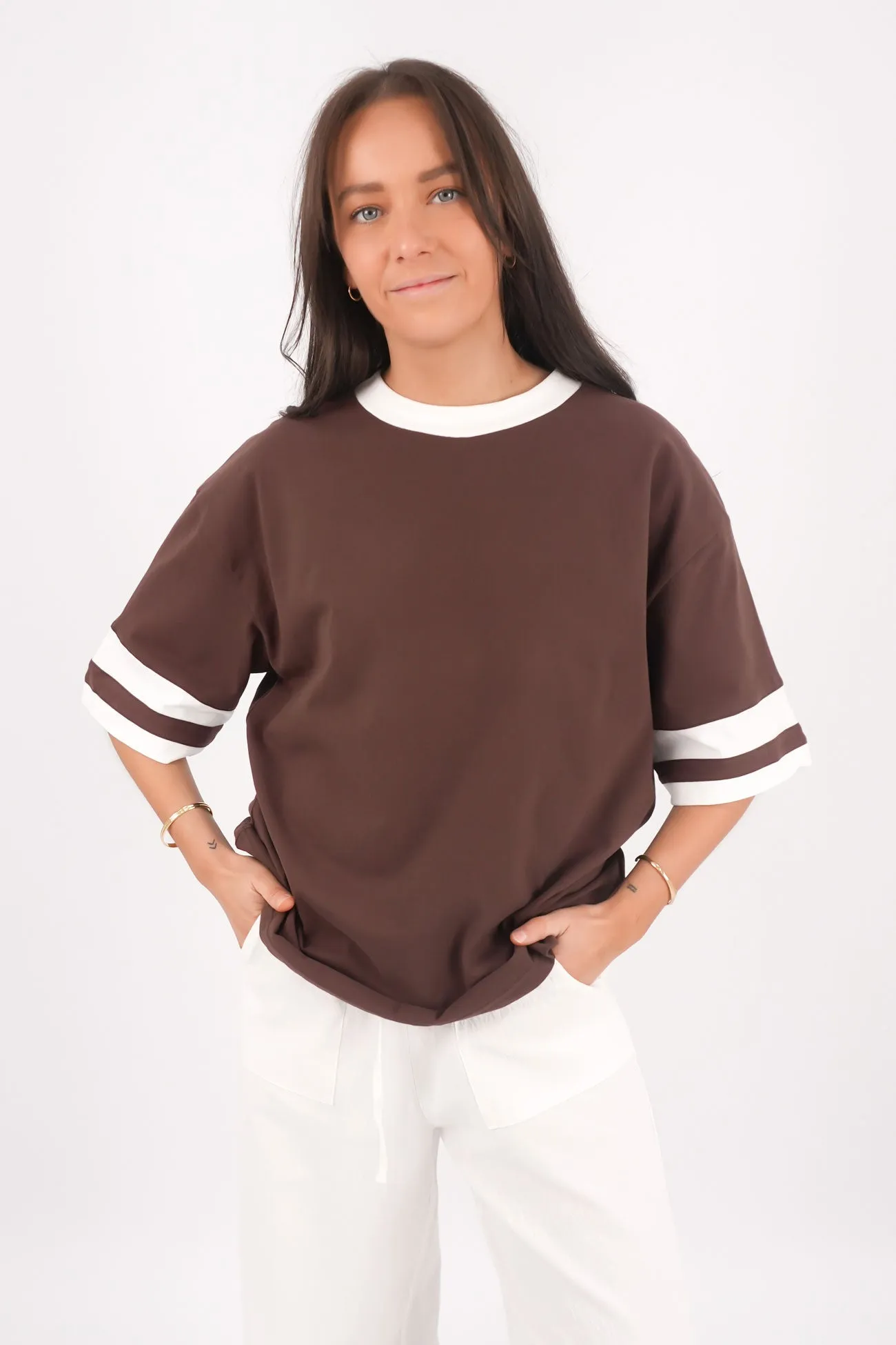 Della Tee Chocolate White Layering Comfort