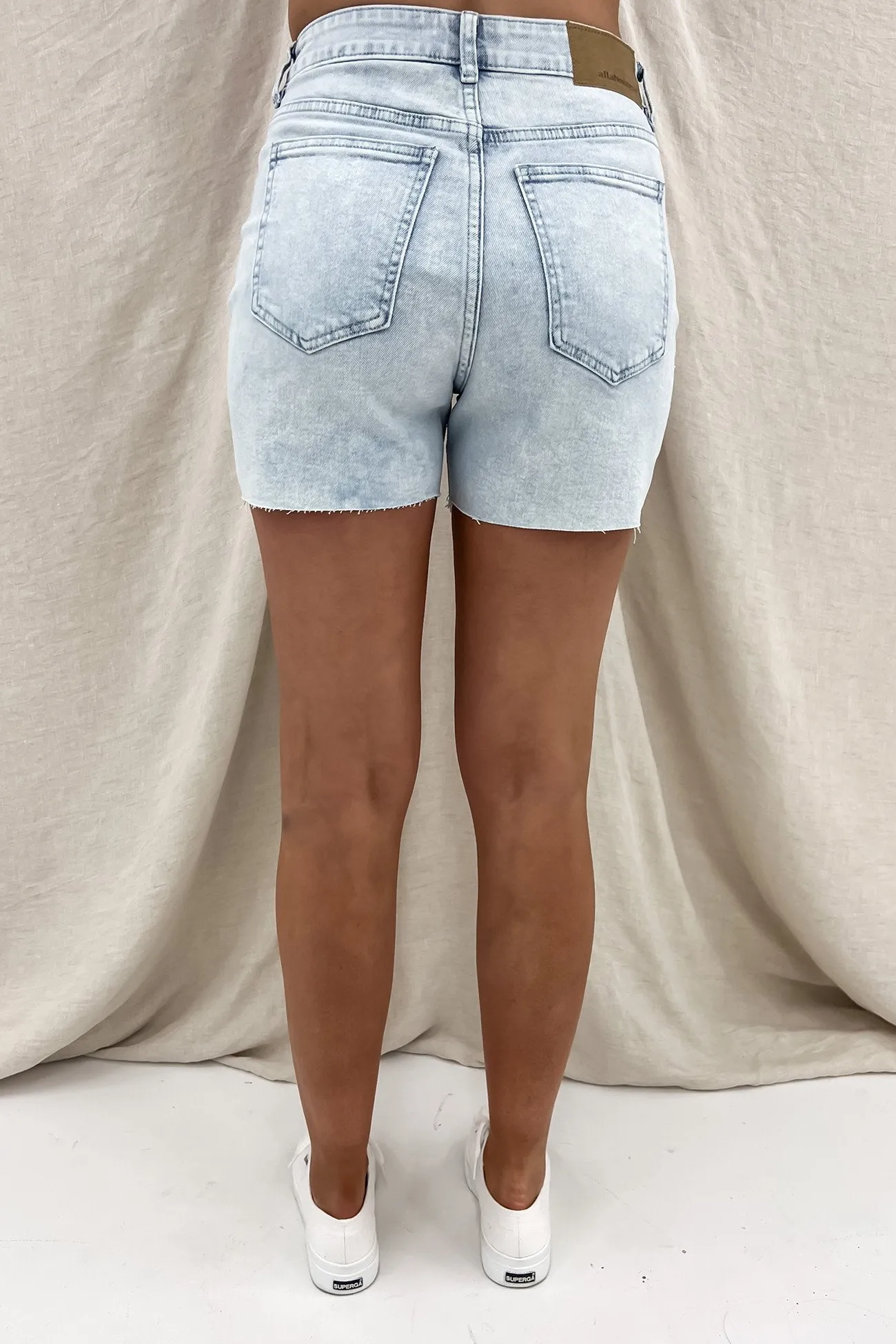 Bobby Cut Off Short Bleach Free Movement