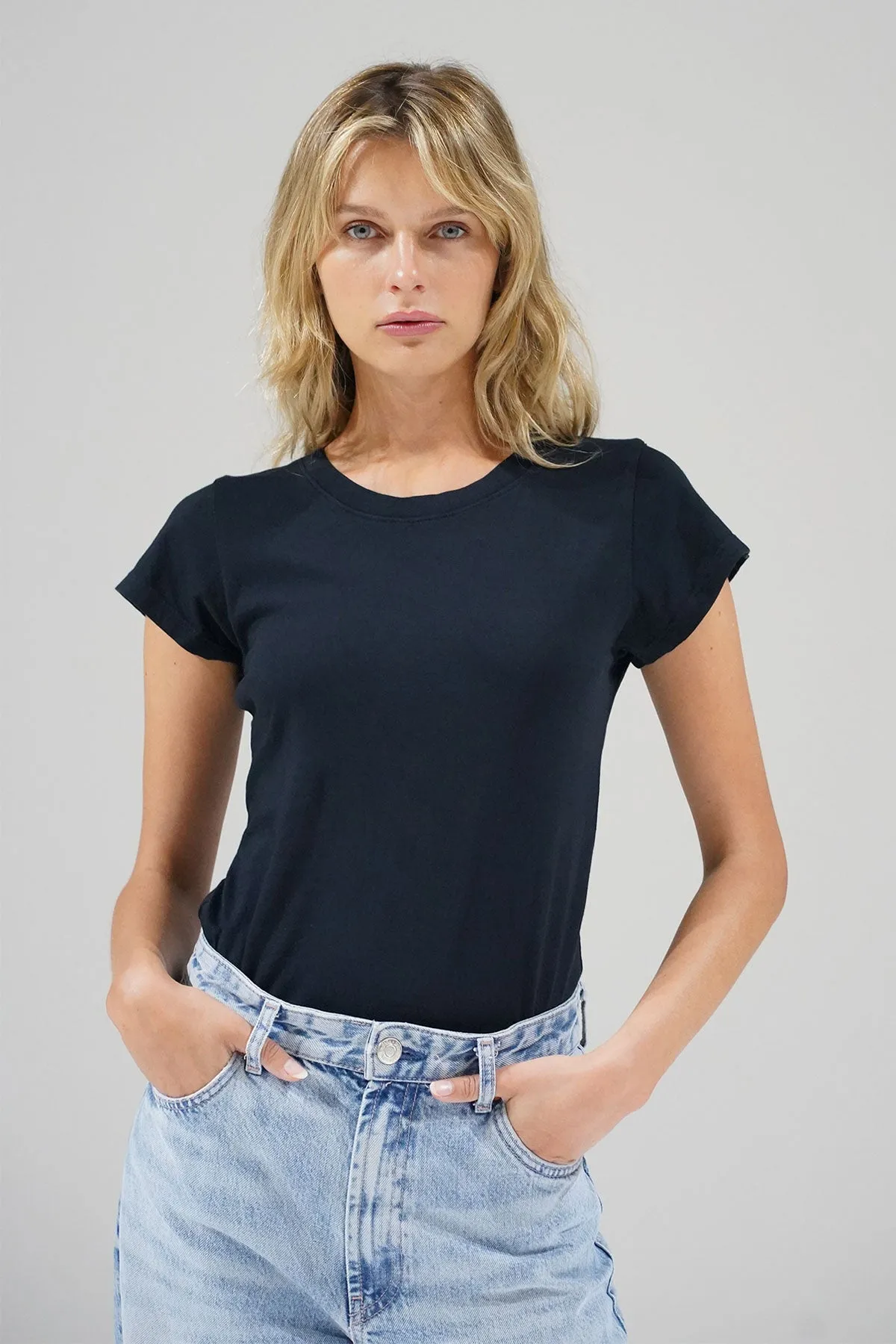 Fitted Classic Cotton Crew - Black Roomy Design Comfy Casual