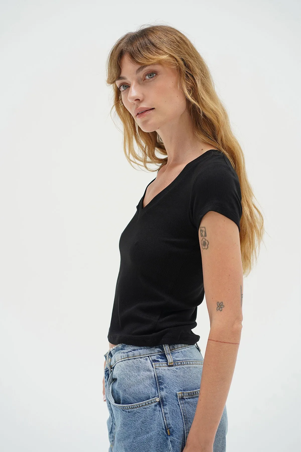 Fitted Ribbed V Neck - Black color blocking Relaxed Vibe