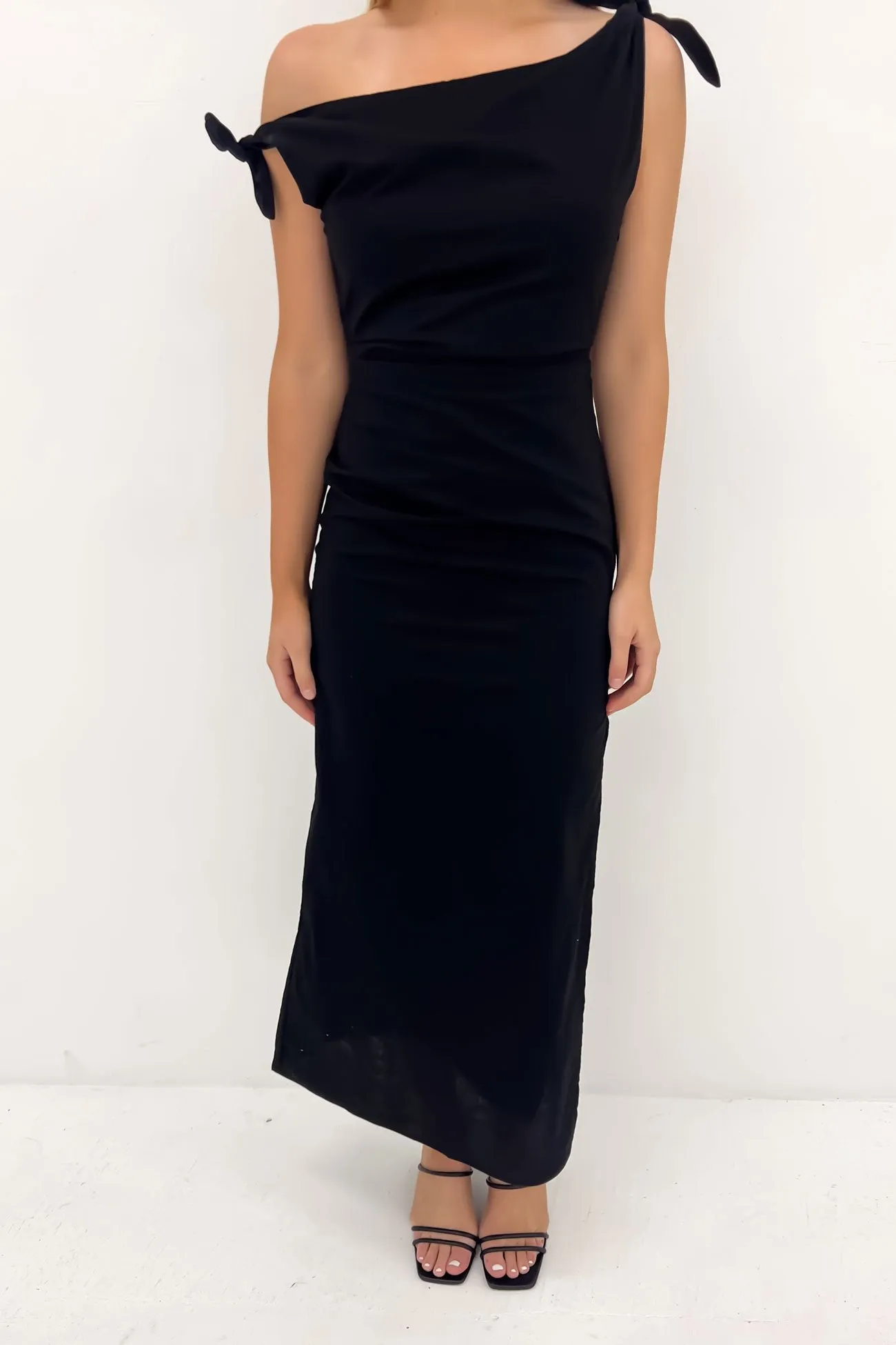 Feminine full-length gown Neela Maxi Dress Black