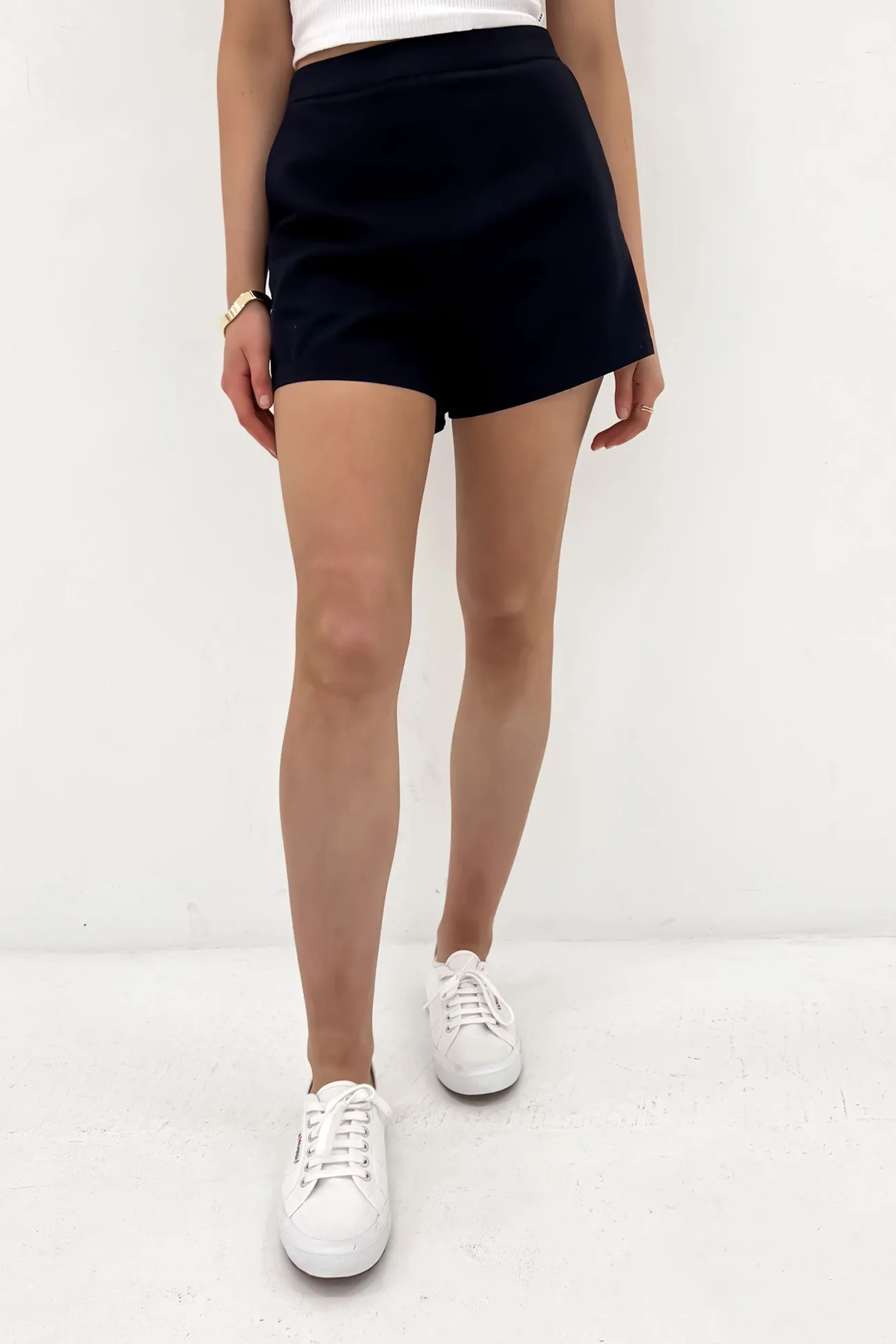 Jena Short Black Classic Cut