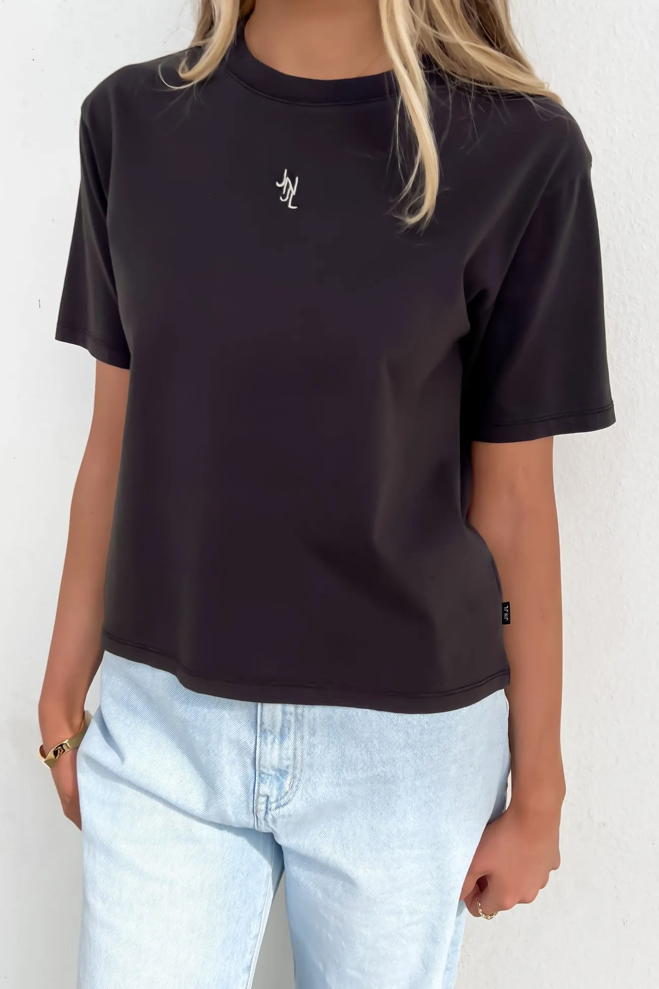 JNJL Core Tee Washed Black Street Smart Look
