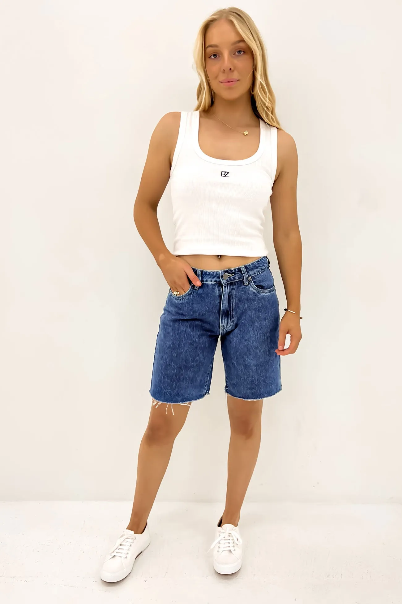Lexie Denim Jort Heritage Blue beach goers