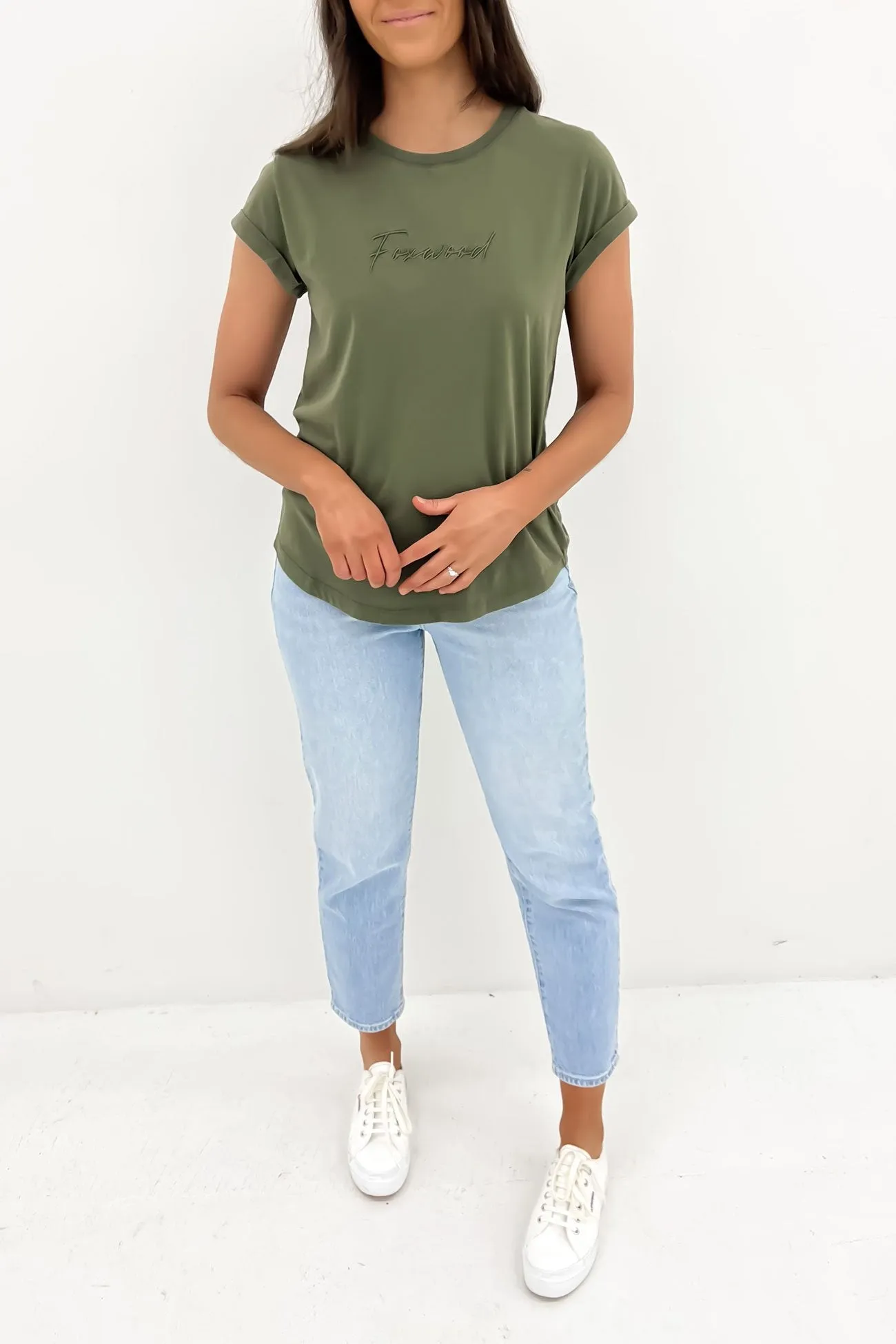 Light Outfit Sporty essentials Signature Tee Khaki