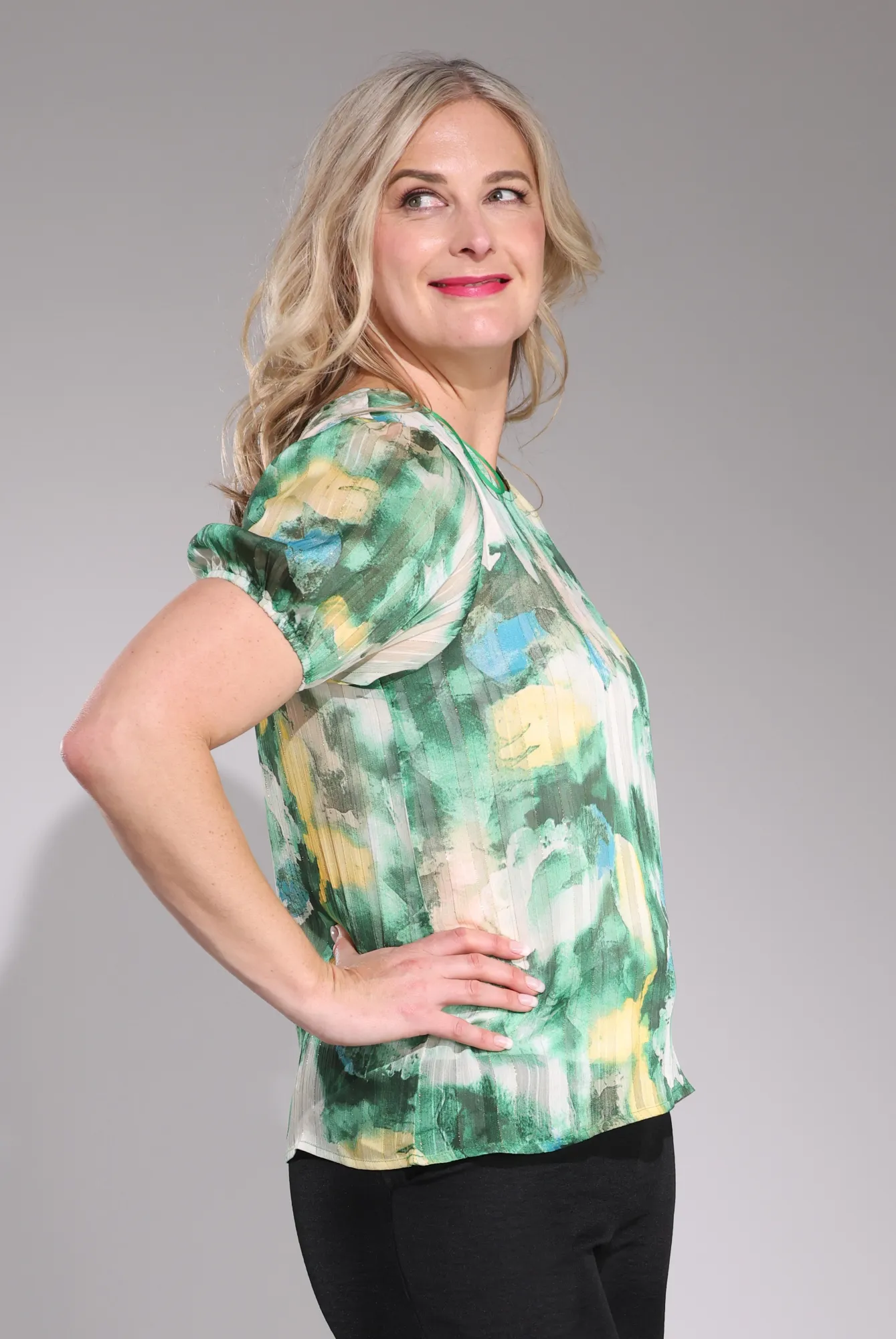 MoistureManagementSystem Printed Ribbon Chiffon Top | Green Sun Abstract | 7121C1