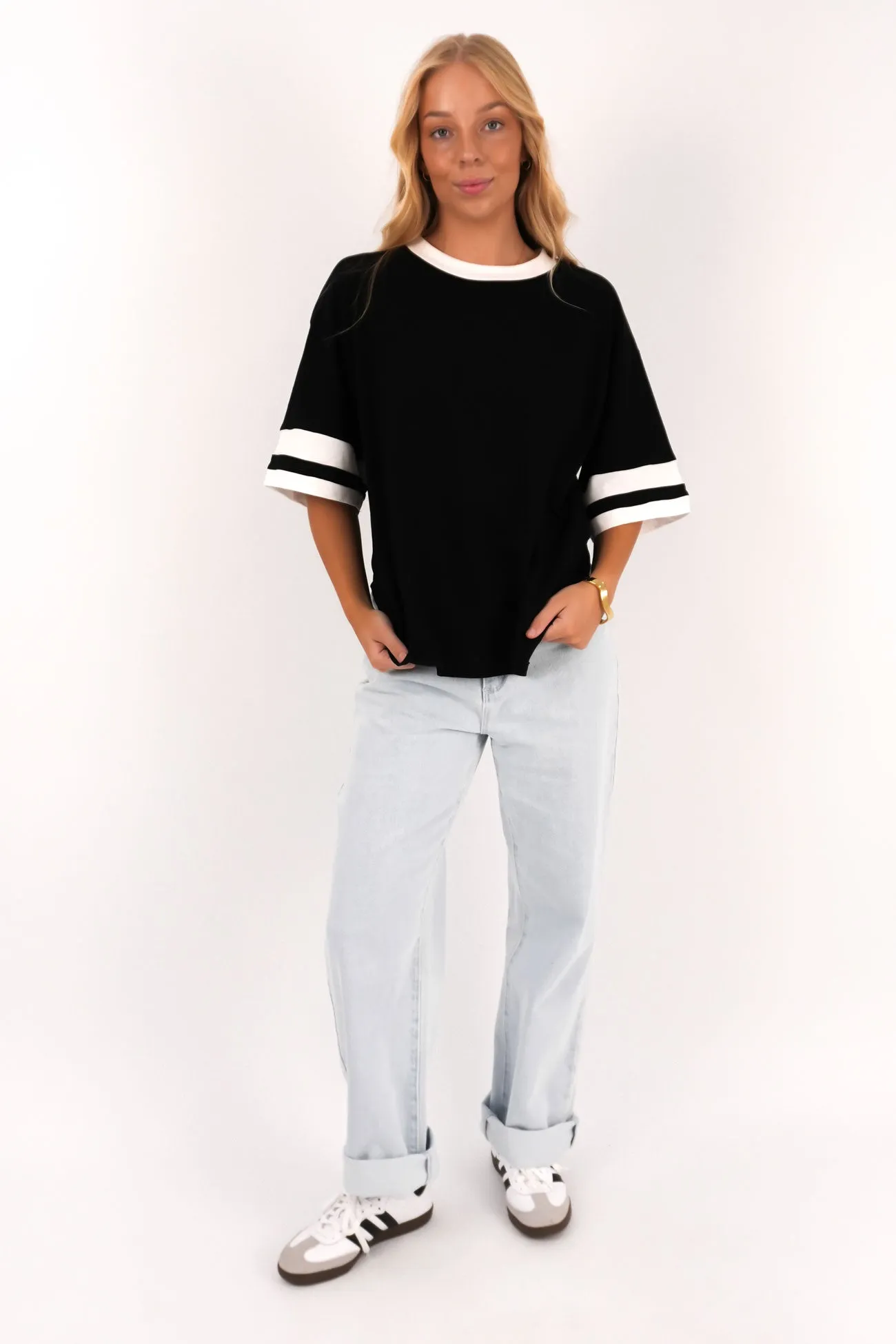 Simple and Cozy Pastel color Della Tee Black White