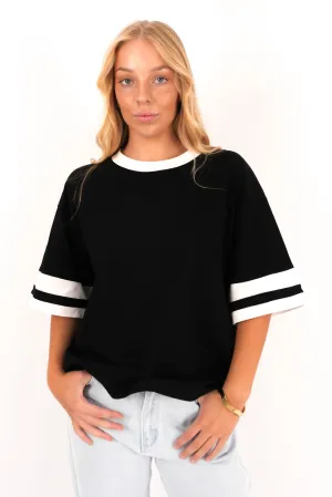 Della Tee Black White Effortless Wear