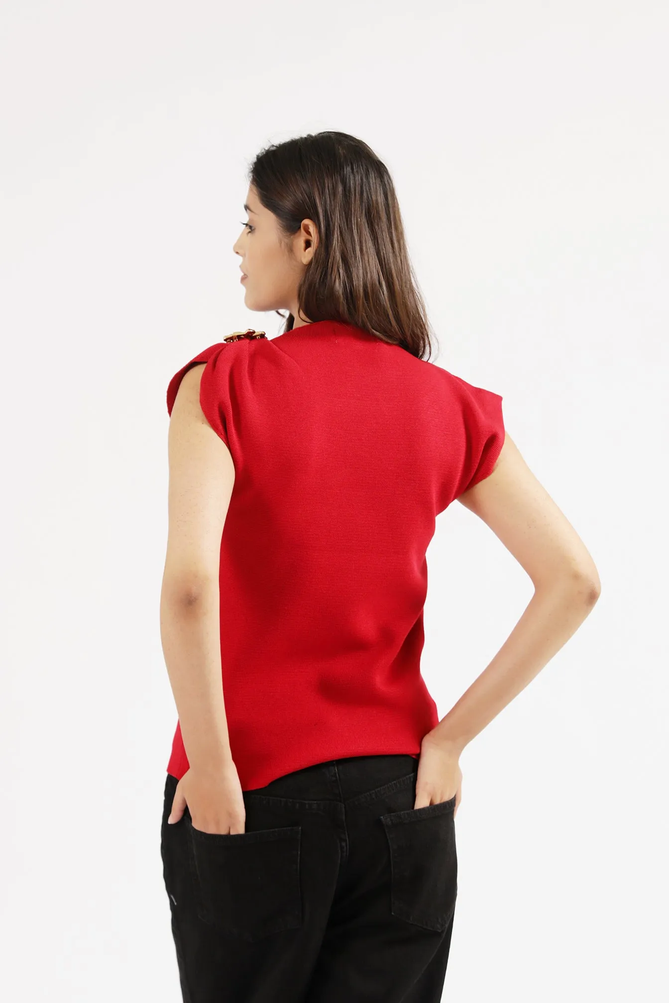 Subtle Details SLEEVELESS KNITTED TOP WITH BROOCH