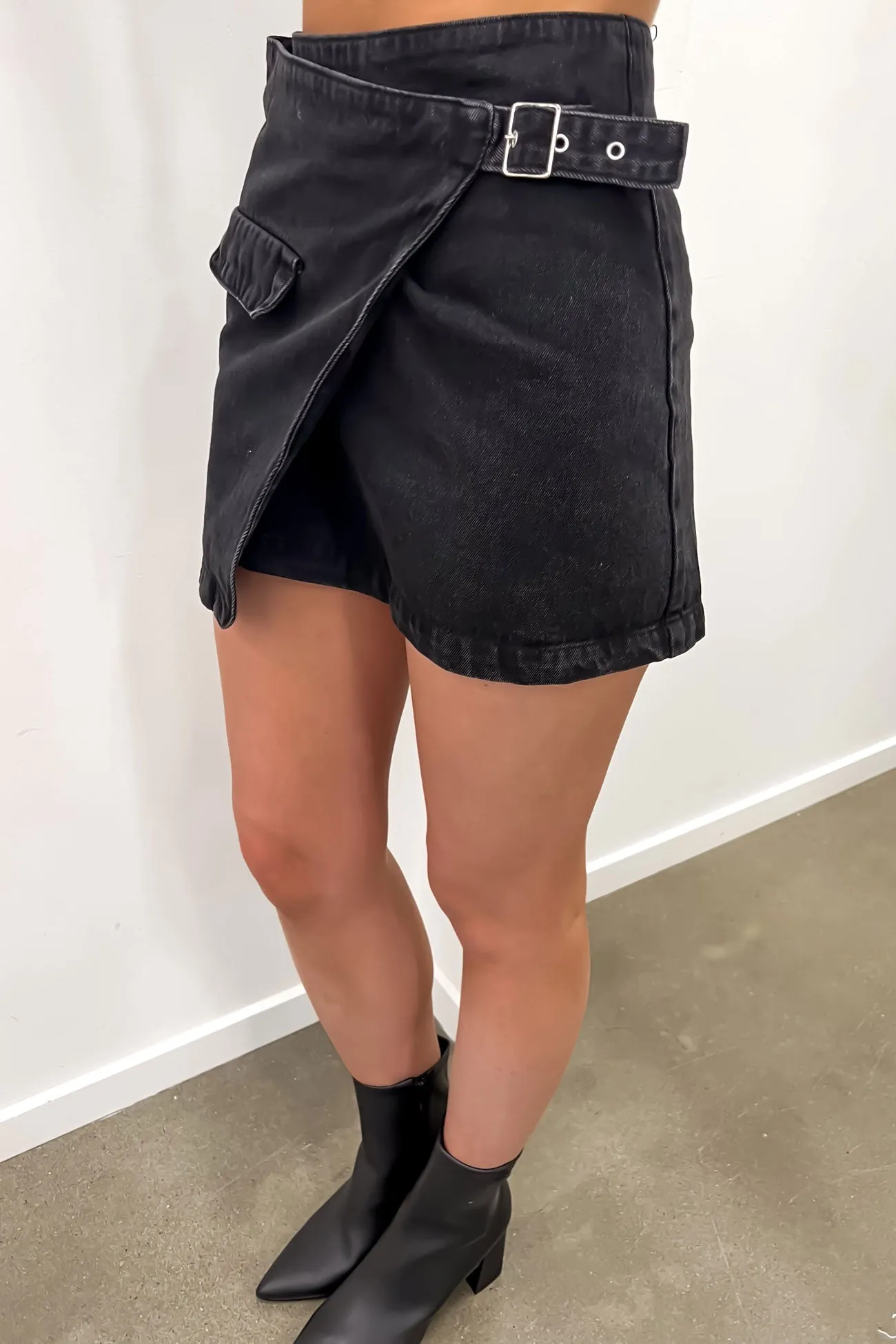 Shai Denim Mini Skirt Black Matching Belt Smooth Motion