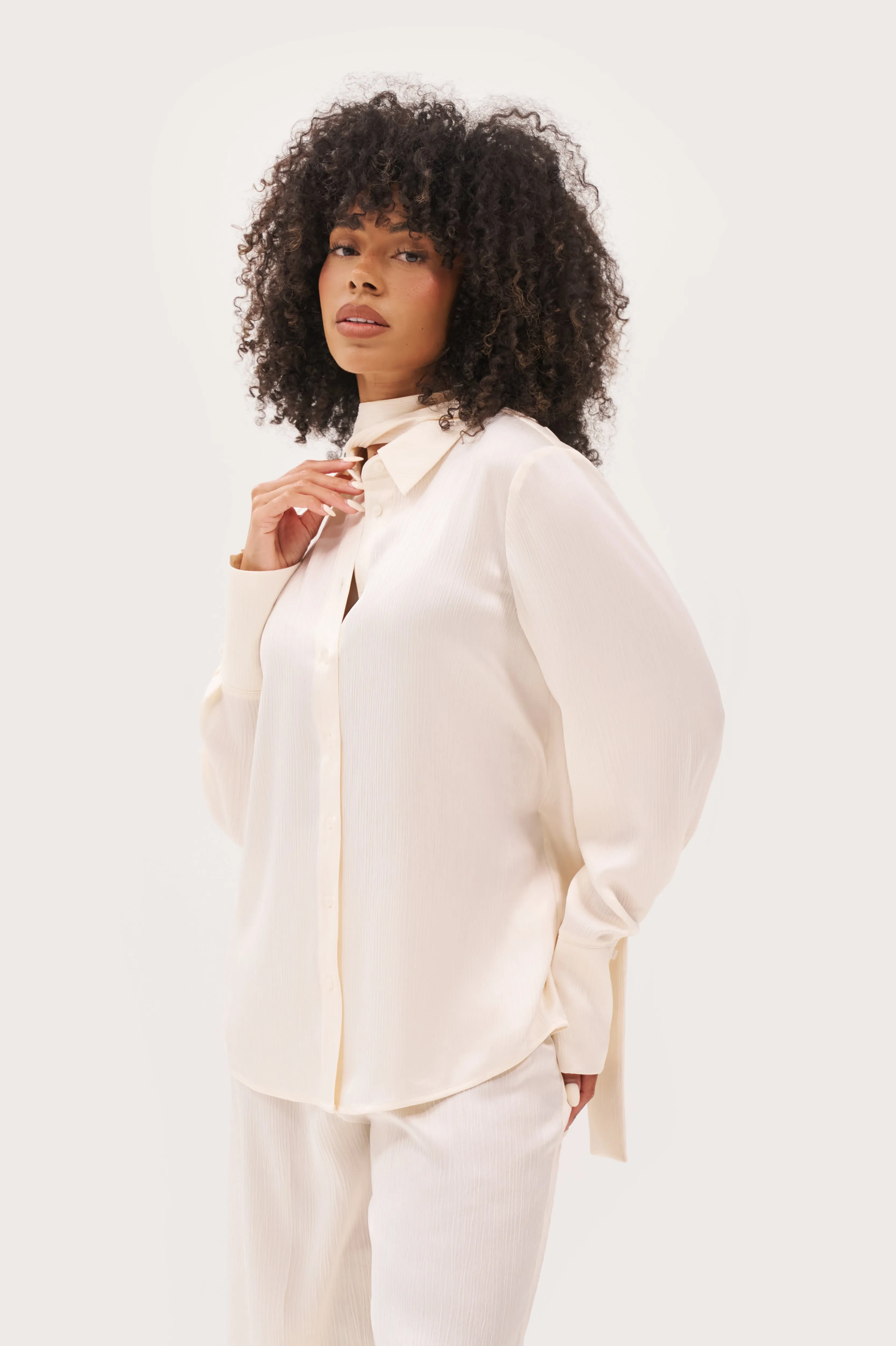 Skin Friendly Lining Brushed Interior Lining Vacation Mini Pleat Shirt with Scarf - Cream