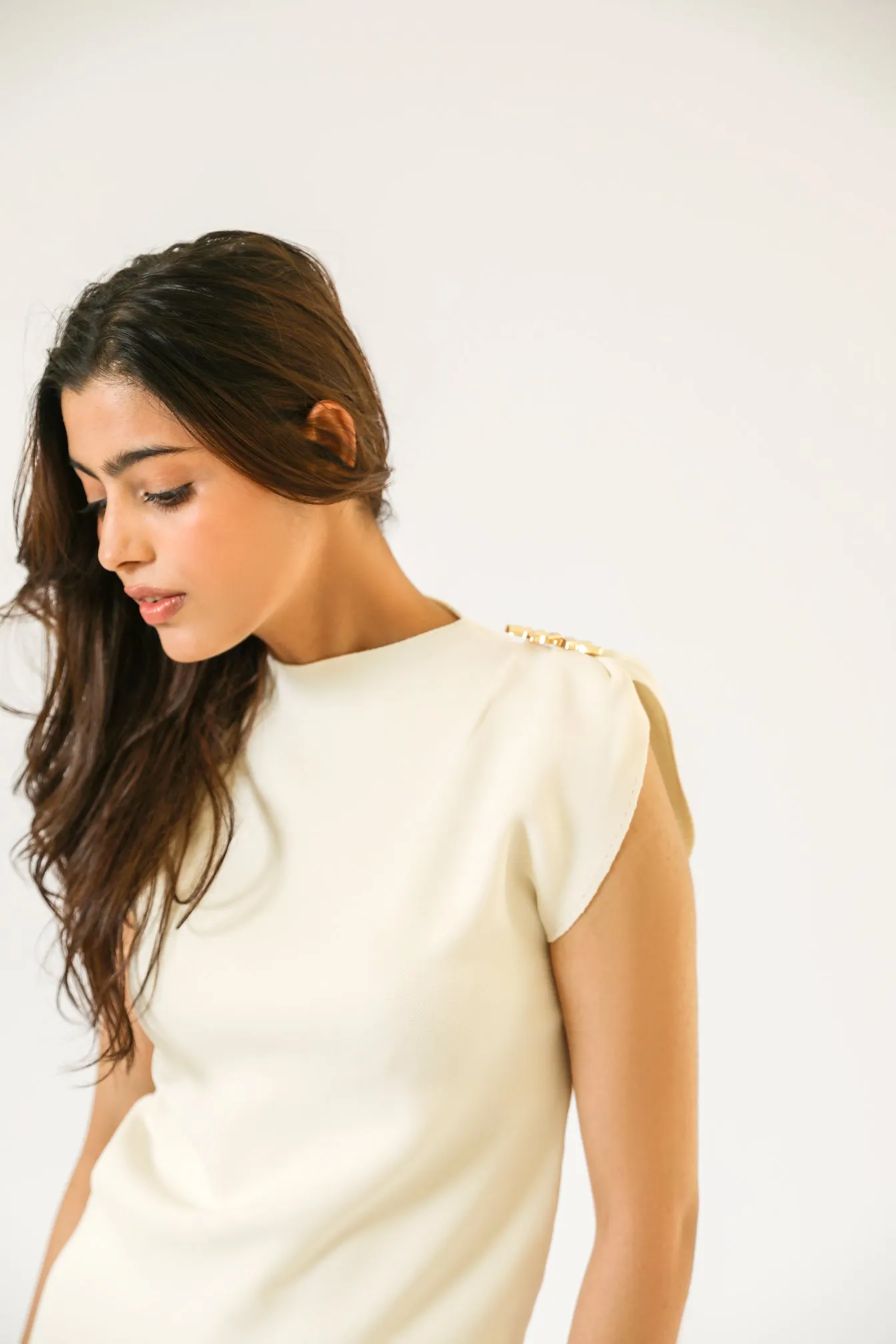 Flexible Seam Structure Stretch Recovery Yarn SLEEVELESS KNITTED TOP WITH BROOCH