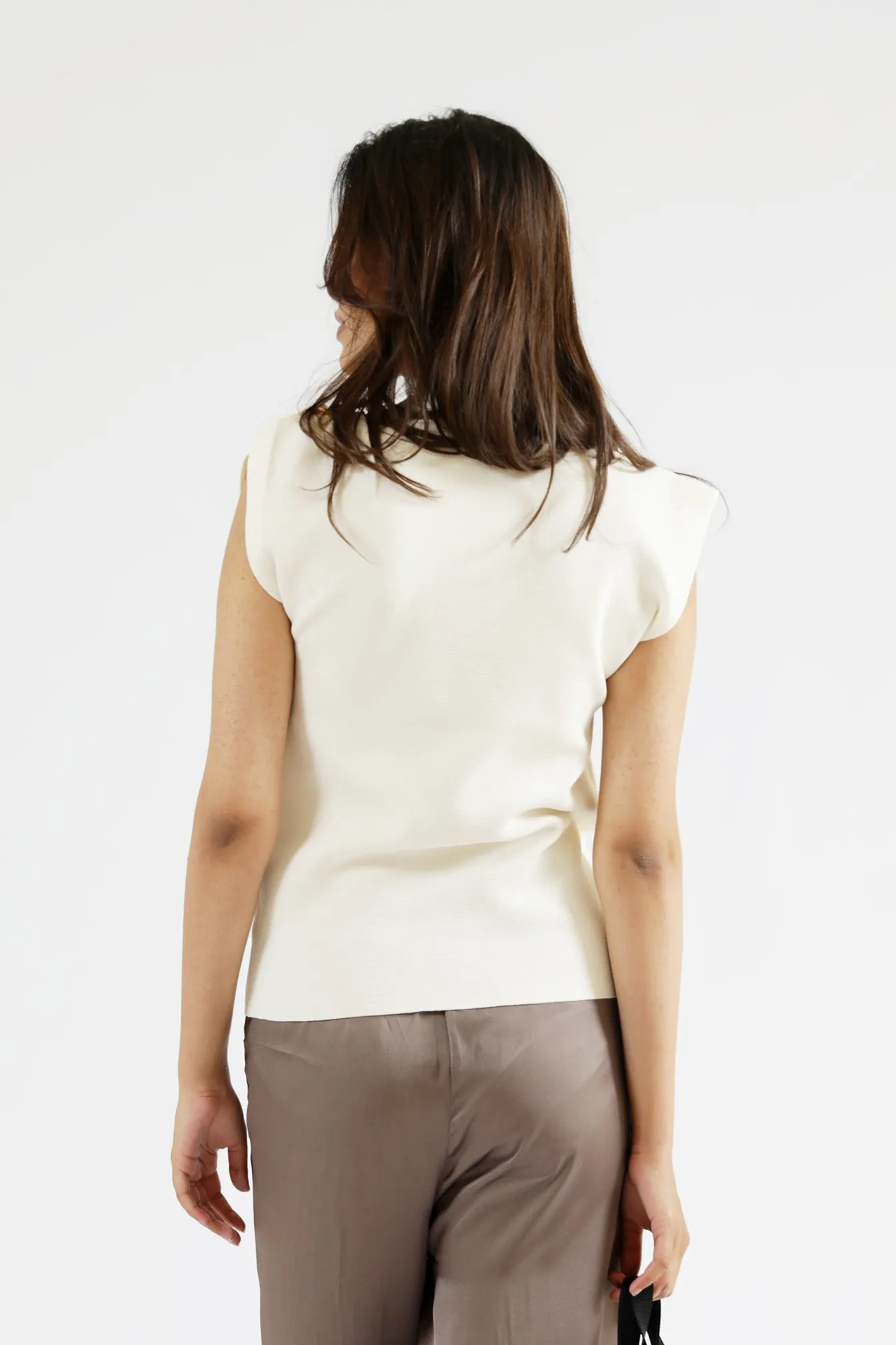 Street Comfort SLEEVELESS KNITTED TOP WITH BROOCH