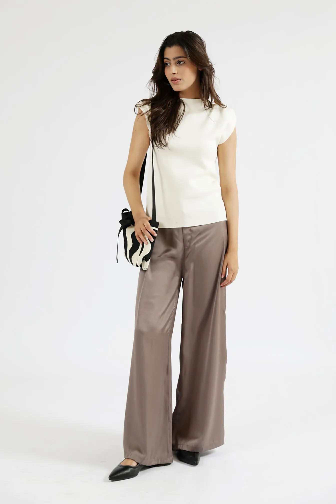 Seasonal Warmth SLEEVELESS KNITTED TOP WITH BROOCH