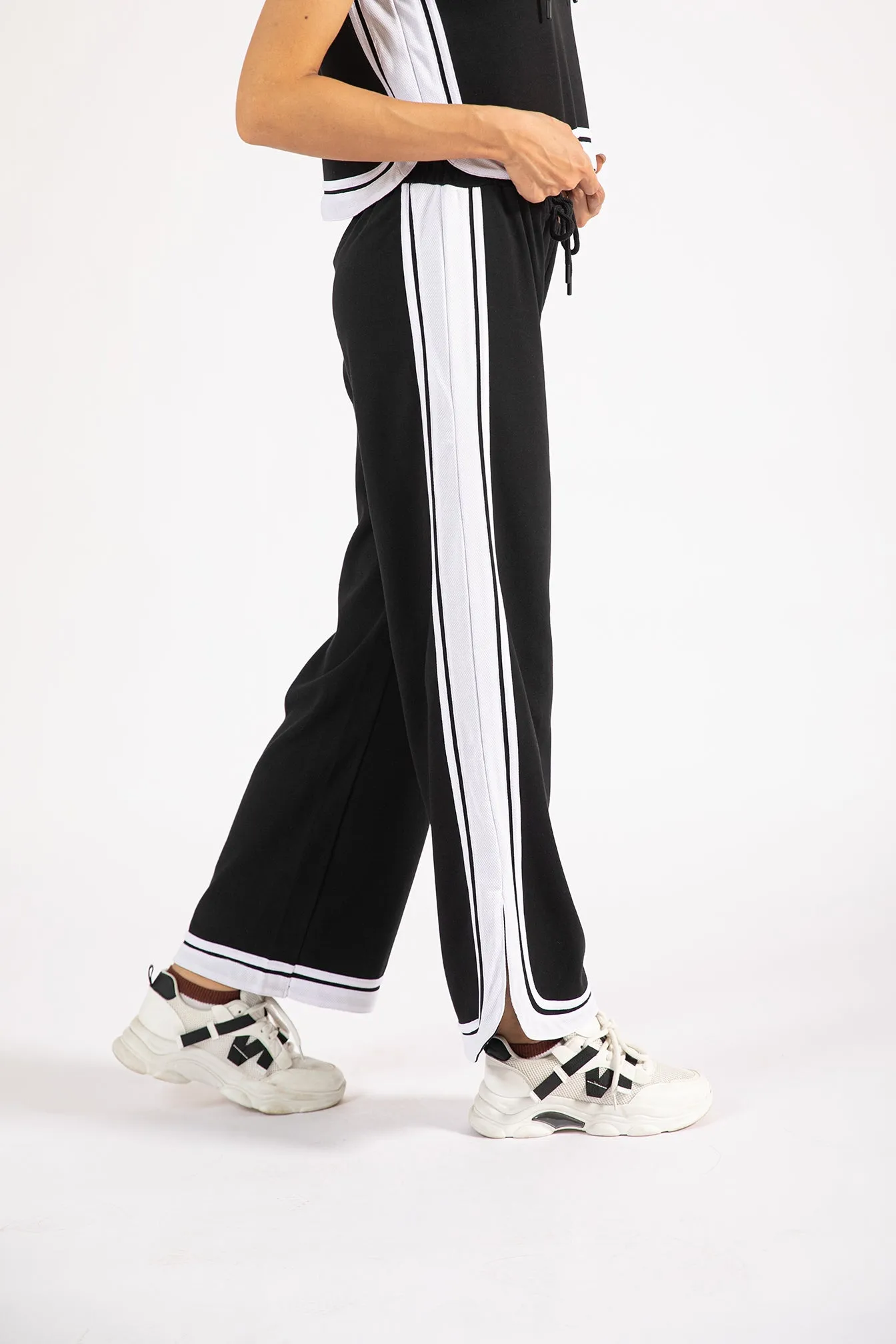 WIDE LEG TROUSERS WITH CONTRASTING DETAIL Warm design